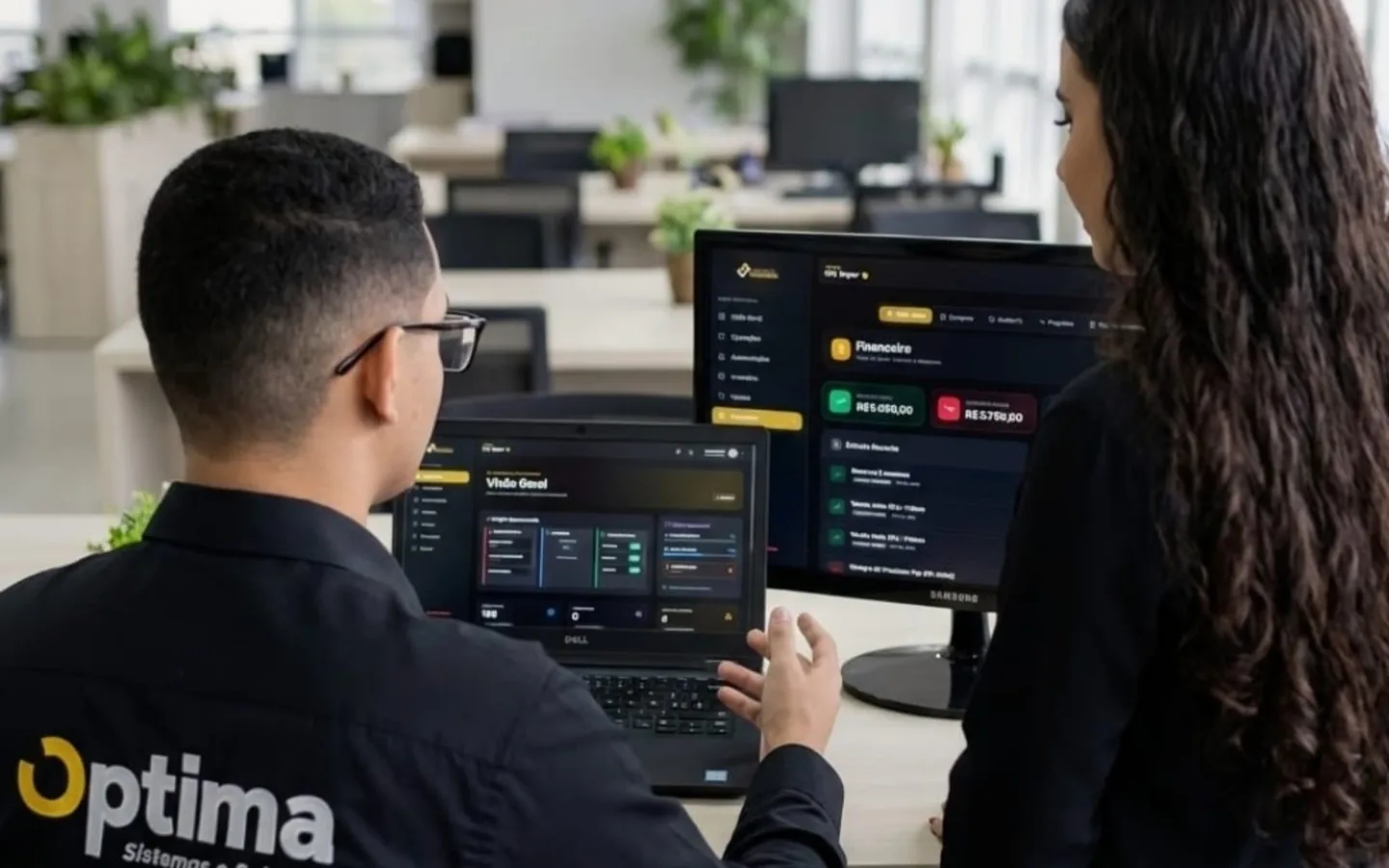 Equipe usando o sistema Optima no escritório